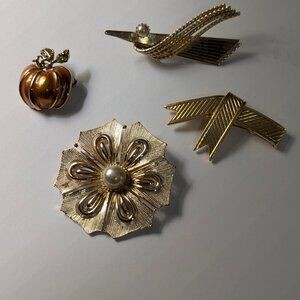 Nice lot 1960s Brooches mix Modernist Faux Pearl *Pumpkin Enamel and Peridot Gem